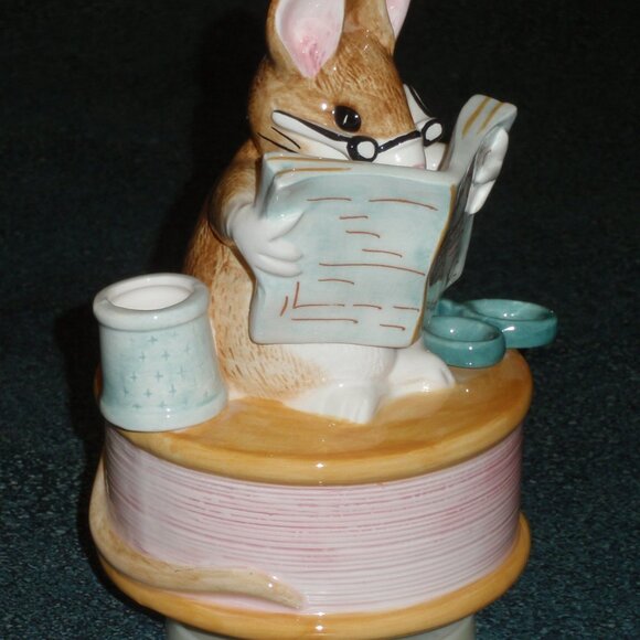 Beatrix Potter TAILOR of GLOUCESTER Mouse Musical Figurine Schmid CHRISTMAS GIFT - Picture 5 of 7
